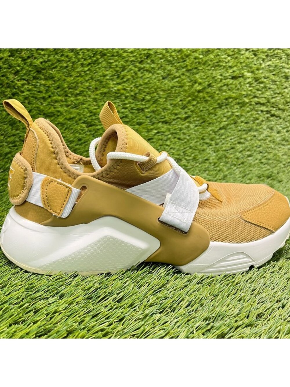 Nike Air Huarache City Womens Size 10 Gold White Athletic Running Shoes Sneakers